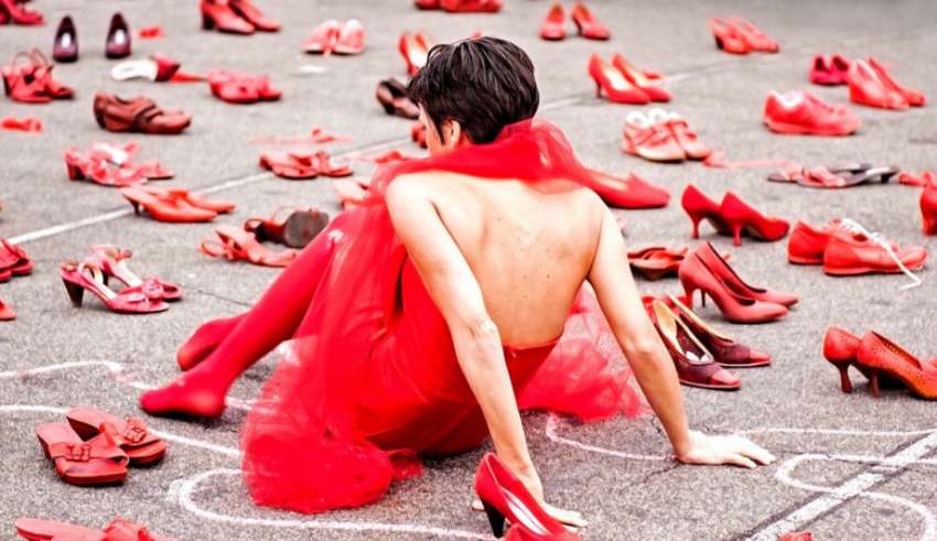 Scarpe rosse: simbolo di femminilità contro la violenza