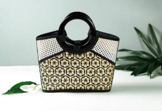 Borsa a secchiello in paglia, rattan o rafia: l’eredità chic di Jane Birkin