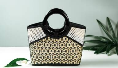 Borsa a secchiello in paglia, rattan o rafia: l’eredità chic di Jane Birkin