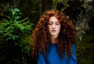 Come curare i capelli ricci: routine completa, styling e trattamenti