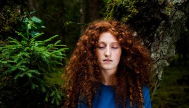 Come curare i capelli ricci: routine completa, styling e trattamenti